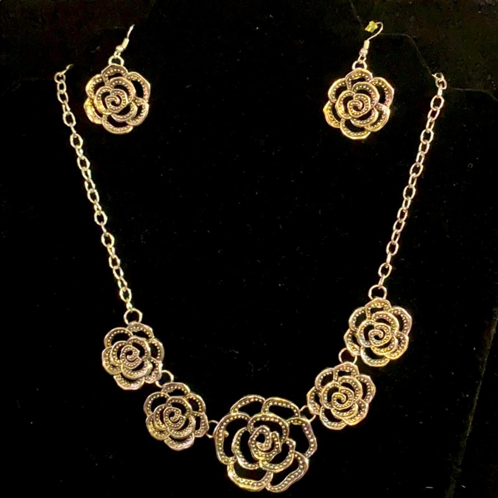🌱🌟🌟🌟Silver necklace and earring set🌟🌟🌟